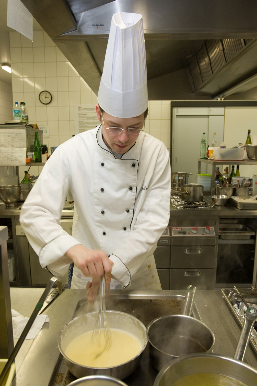 Carsten Sonnenhof mit Kochmütze in seiner Küche